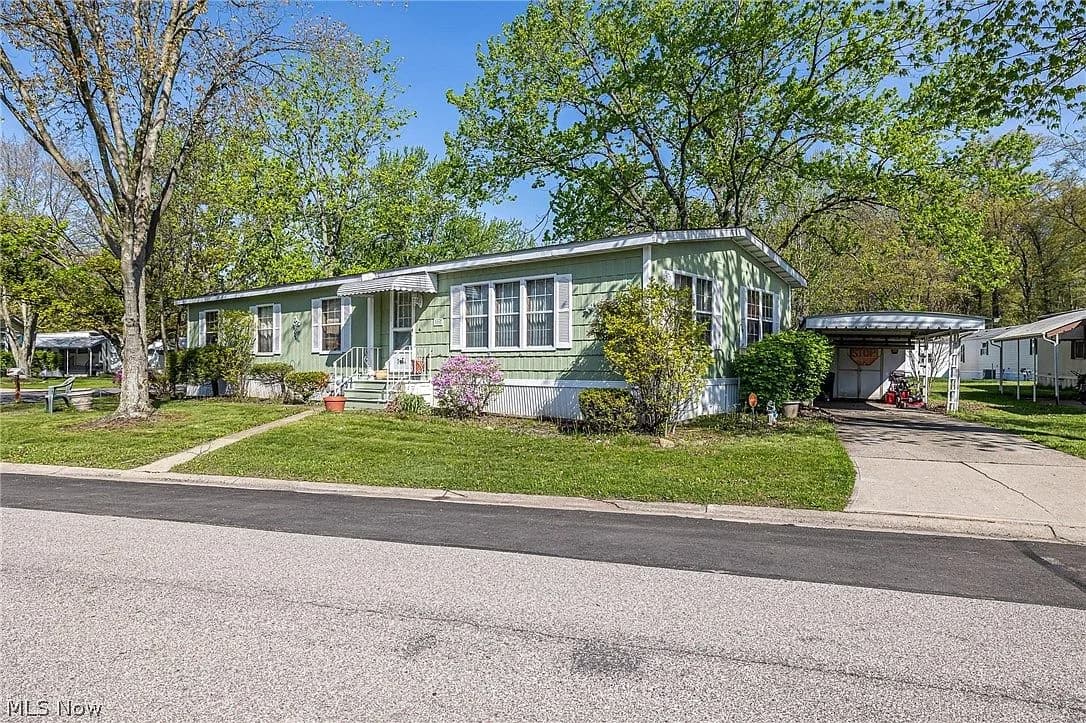 16 Grand Blvd, Olmsted Falls, OH 44138