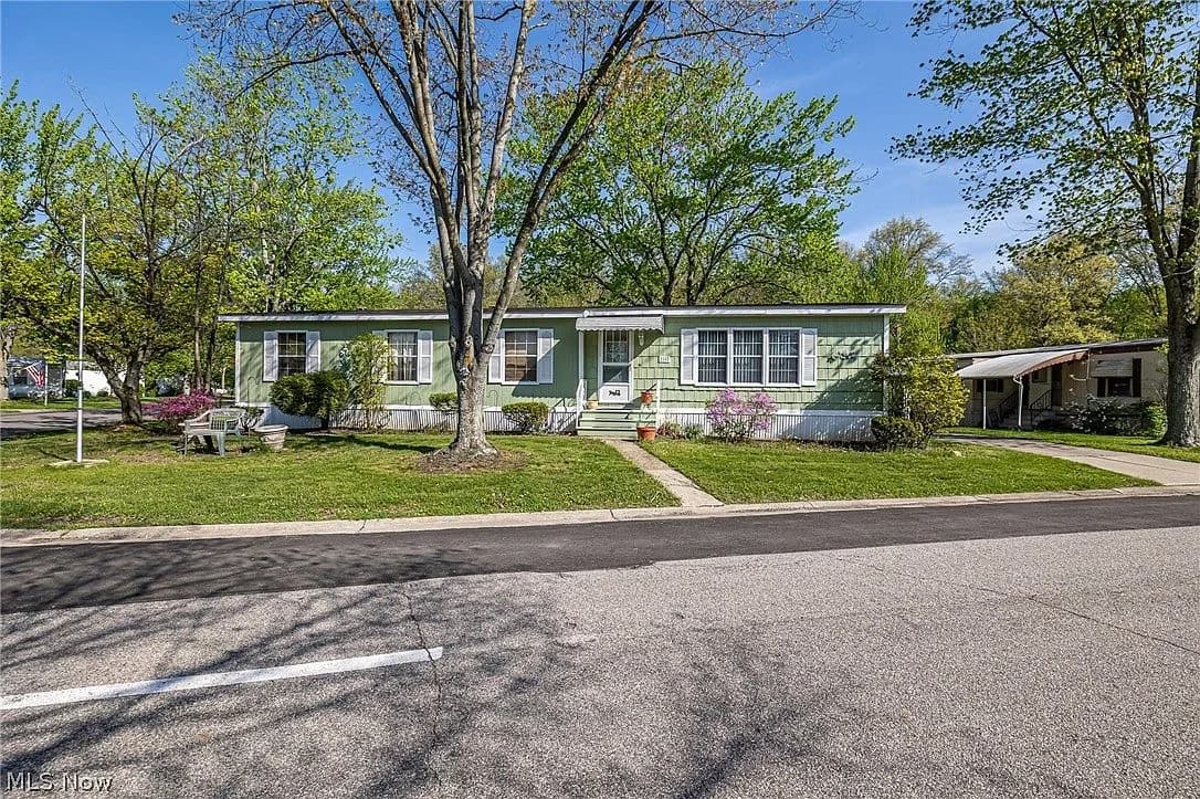 16 Grand Blvd, Olmsted Falls, OH 44138 — photo 2