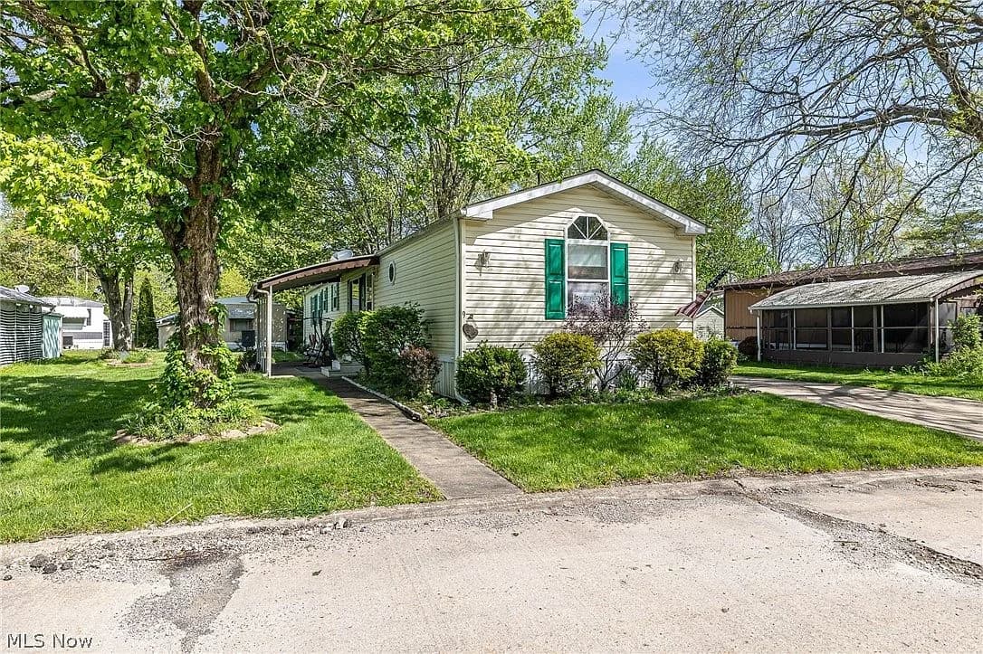 9 Overland Dr, Olmsted Falls, OH 44138