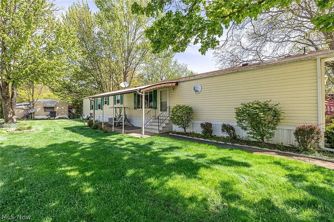 9 Overland Dr, Olmsted Falls, OH 44138 — photo 2