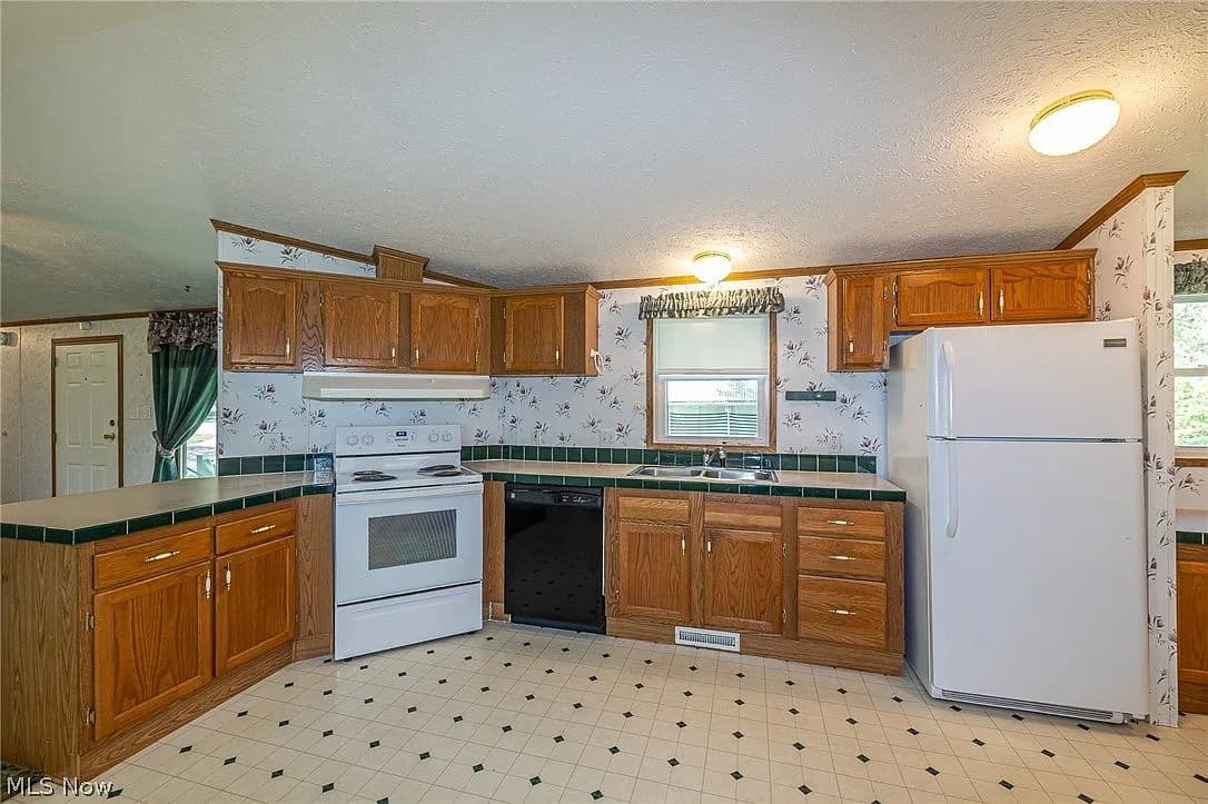 9 Overland Dr, Olmsted Falls, OH 44138 — photo 16