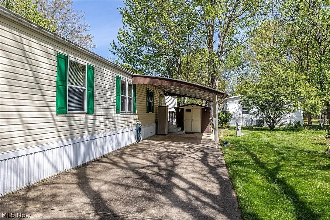9 Overland Dr, Olmsted Falls, OH 44138 — photo 3